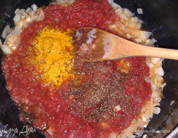 Затем добавить в кастрюлю томаты, куркуму, тмин, красный перец и тушить 5 минут на среднем огне.