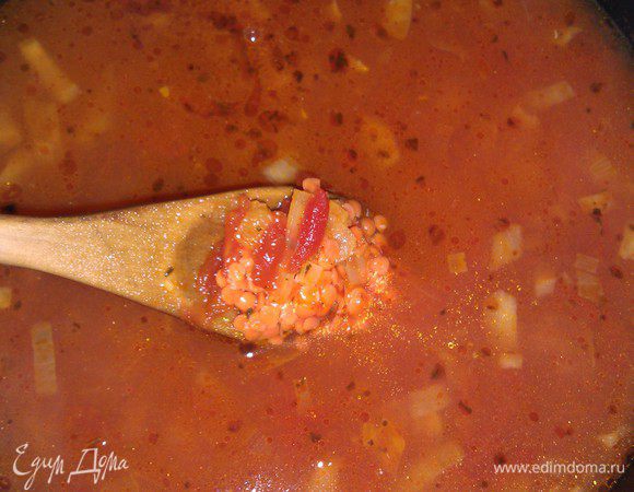 Добавить промытую чечевицу в кастрюлю и влить 3 стакана горячей воды, посолить по вкусу, накрыть крышкой и варить 10-15 мин на слабом огне.