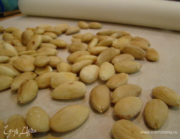 Бланшированные орехи стоит хорошо подсушить в духовке