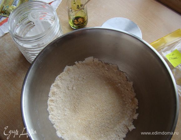 Смешать с 200 г пудры, просеять несколько раз