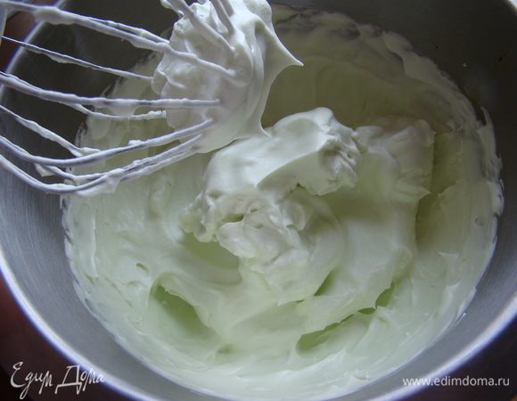 Взбить белки с 2-3 каплями лимонного сока и оставшейся сахарной пудрой