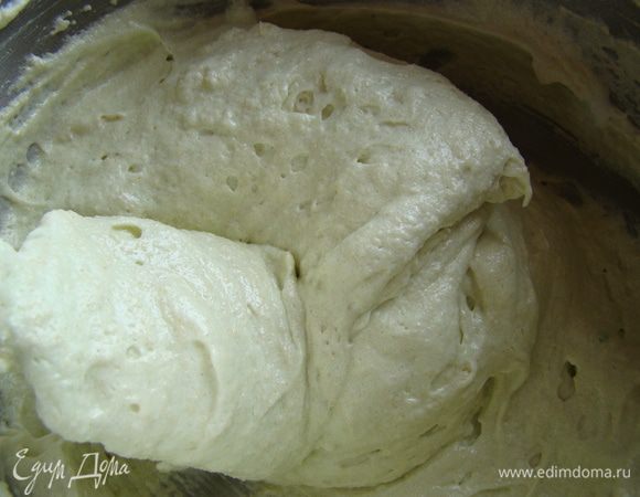 В несколько приемов добавить орехи, аккуратно размешать 