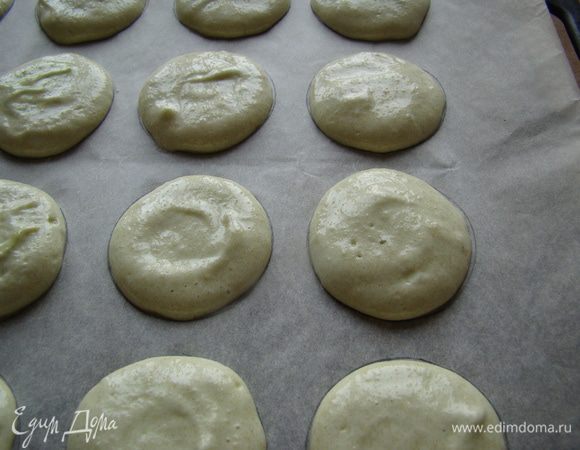 Отсадить пирожные на пергамент, оставить минут на 30, чтобы подсохли, разогреть духовку на 160"С, выпекать около 20-25 минут