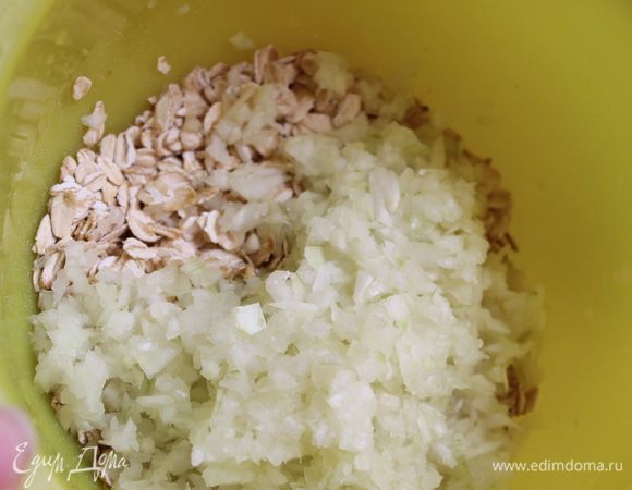 Включаем сковородку разогреваться. А пока  берем стакан хлопьев, режем мелко луковицу и добавляем в хлопья.