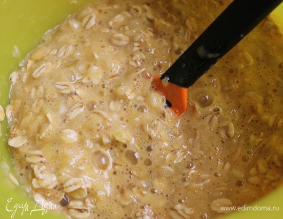 Вбиваем туда же 3 яйца. Хорошо размешиваем.