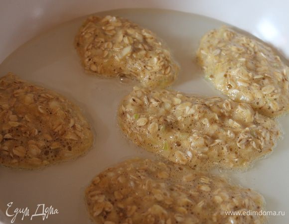 На разогретую сковородку наливаем масло растительное, выкладываем ложкой как драники и обжариваем с каждой стороны по 3 минуты.