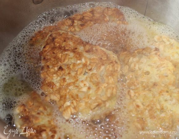 и опускаем наши котлеты в бульон... на 3 минуты примерно..