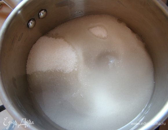 Сахар залить водой, поставить на средний огонь