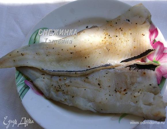 Тушку белой рыбы разделываем на 2 филе. Для этого начиная от хвоста, проводим ножом вдоль хребта, срезая всё мясо. Переворачиваем и проделываем туже операцию с другой стороны. Остаётся два мясных филе и голый хребет. Кстати, в одной из недавних передач Ю. Высоцкая как раз разделывала рыбу на филе. Можно не заморачиваться и нарезать стейки. Рыбу солим, перчим, оставляем.

