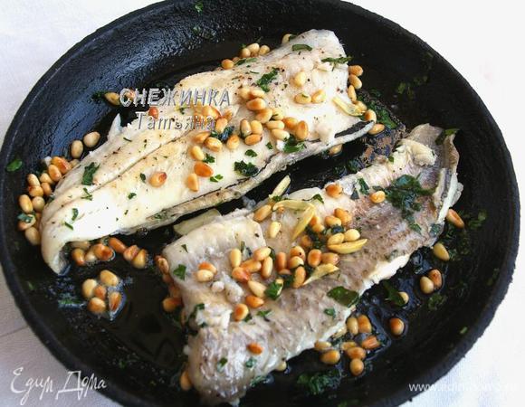 Затем на сковородку наливаем оливковое масло и кладём рыбу, обжариваем с обеих сторон по минутке на среднем огне, чтоб она прихватилась.