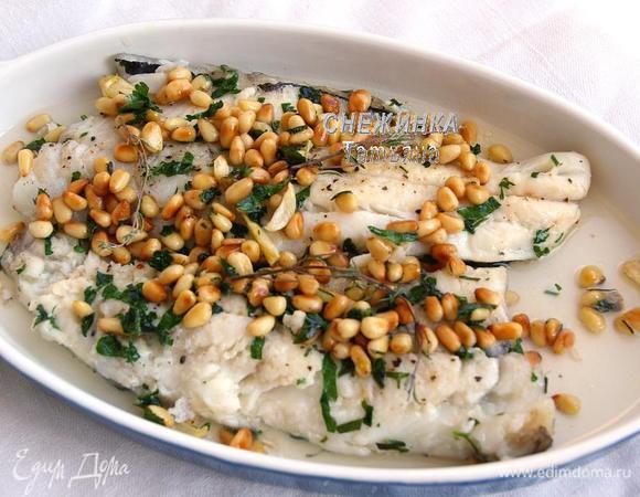 В форму для запекания перекладываем рыбку со всем содержимым. Сверху – веточки тимьяна и наливаем вино. Ставим в разогретую духовку на 10 минут.