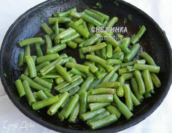 Пока рыбка запекается, приготовим гарнир. Спаржевую фасоль опускаем в кипяток на 1 минуту. Затем обжариваем на растительном масле (можно и сразу обжарить, просто у меня фасоль была мороженая, поэтому я её немного припустила).