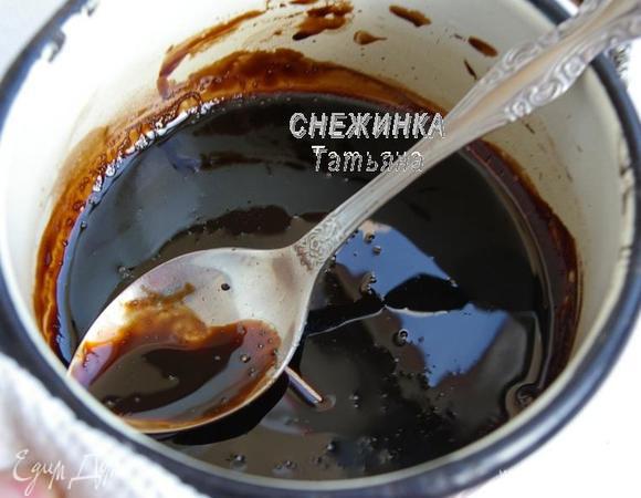 В небольшую кастрюльку наливаем бальзамический уксус и добавляем сахар. Даём ему выпарится вдвое. Затем смешиваем фасоль с соусом.