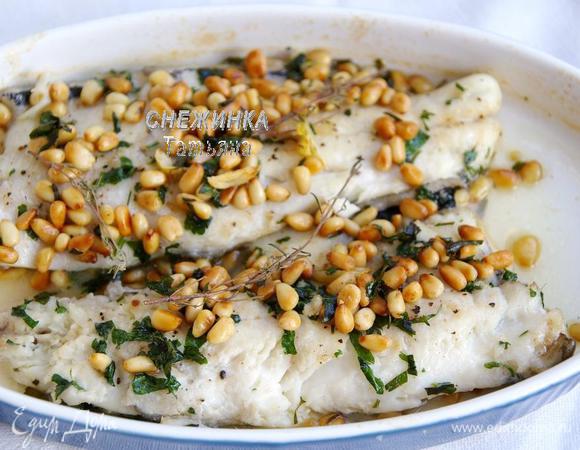 Готовую рыбу достаём из духовки и тут же подаём вместе с гарниром.