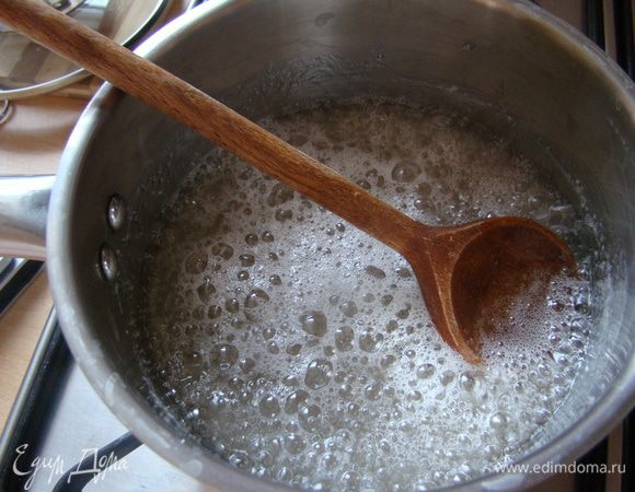 Довести до кипения, уменьшить огонь, варить до приобретения приятного коричневого цвета