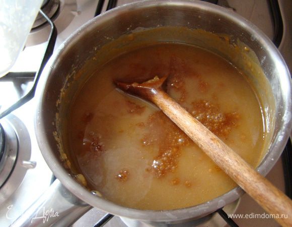 Добавить виски, размешать и охладить.
