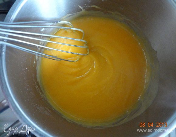 В чуть остывшую смесь вылить весь фреш, добавить сахарную пудру и поставить на слабый огонь, постоянно помешивая, довести до густого состояния (примерно 3 минуты), снять с огня, остудить.