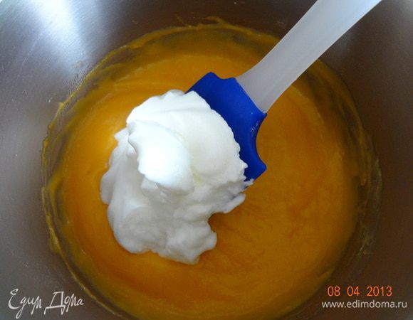 В остывшую смесь ввести белок в два приема, аккуратно вымешать до однородного состояния.