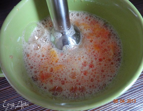 Всю мякоть (косточки убрать, иначе суфле будет горчить) измельчить блендером.