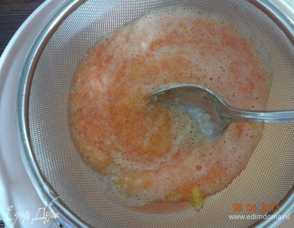 Перетереть через сито, чтобы отделить сок.