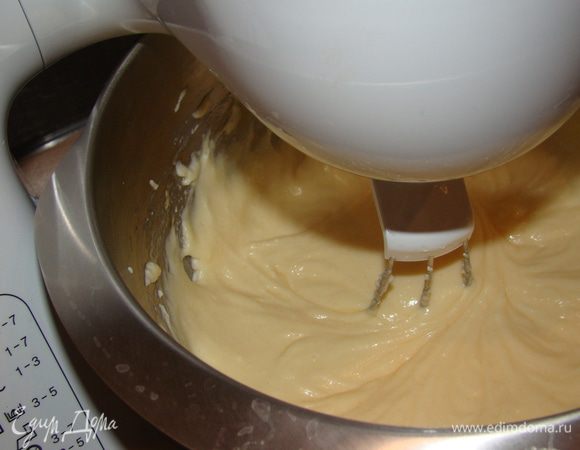 Вбить по одному яйца, хорошо перемешать, добавить сметану.