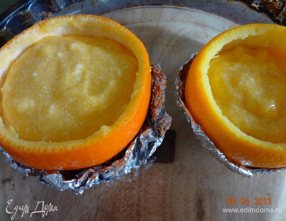 Разлить смесь по формочкам, поставить их в жаропрочную форму, отправить в духовку, разогретую до на 180 С на 25-30 минут.