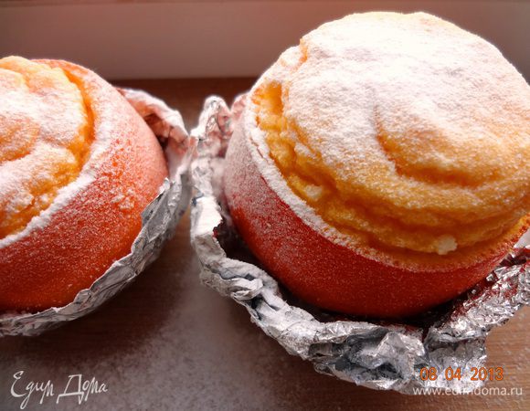 Вынуть готовое суфле из духовки, посыпать сахарной пудрой и можно пробовать. Оно хорошо вырастает, но потом немного осядет - это нормально.