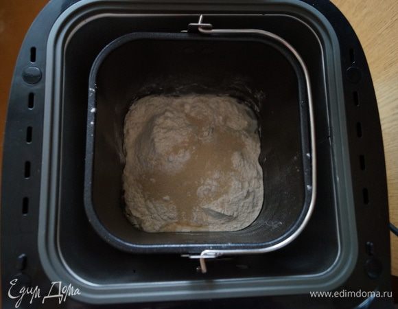 В съемную чашу выложить все ингредиенты строго в той последовательности в которой они есть в составе, поставить съемную часть в хлебопечку.