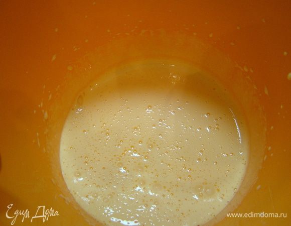 Бисквит. Взбиваем желтки с половиной сахара