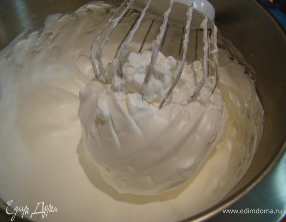 Взбить белки с оставшимся сахаром