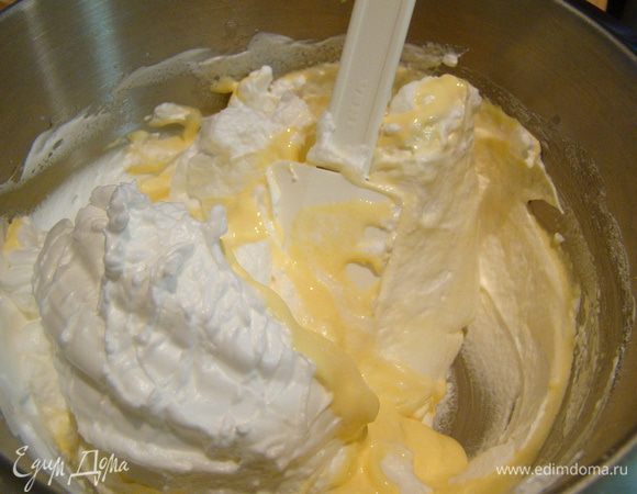 Соединить белки с желтками