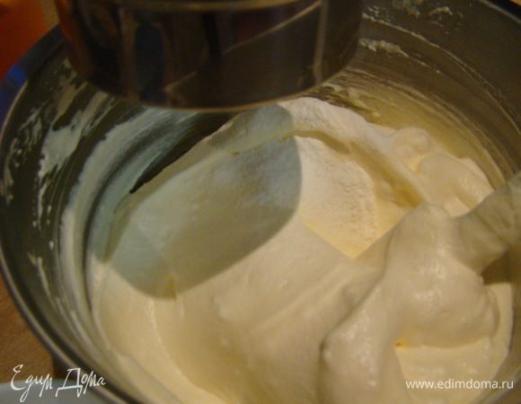 Просеиваем муку и аккуратно перемешиваем