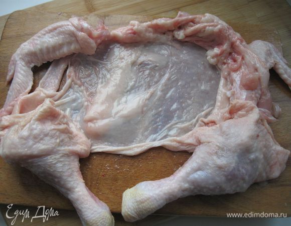 На тушке курицы сделать  надрез вдоль позвоночника и снять кожу  так, чтобы крылья и голени оставались вместе с кожей. Из костей курицы сварить бульон, добавив морковь, сельдерей и лук.

