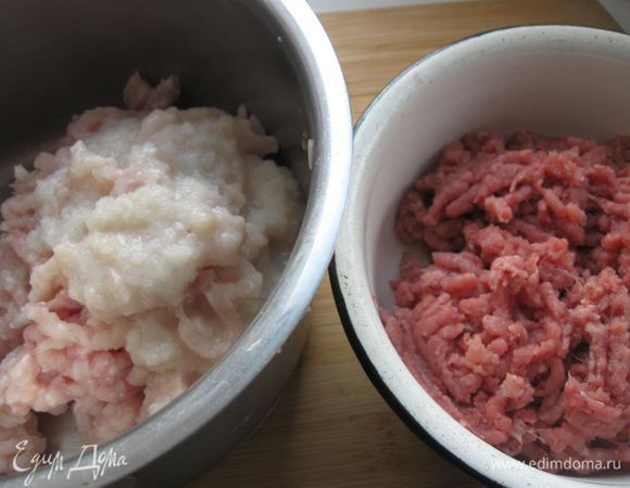 Для фарша мякоть птицы, свинину  пропустить  2  раза через мясорубку. Лук почистить и пропустить через мясорубку.