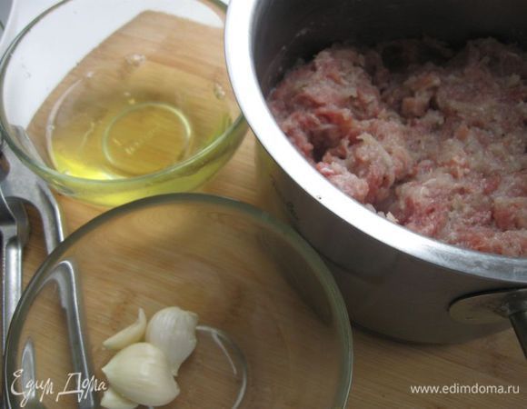 Добавить  яичные белки. Фарш взбить, посолить, поперчить, добавить мускатный орех на кончике  ножа. Чеснок пропустить через пресс и добавить к фаршу.



