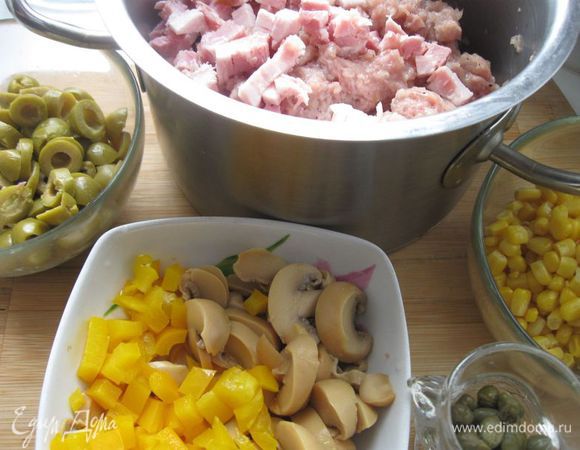 Перец завернуть в фольгу и запечь  в течение 10 минут. Вынуть, развернуть, дать остыть, нарезать на кубики. Оливки нарезать кружочками, грибы - пластинками.Грудинку порезать кубиками и добавить к фаршу.
