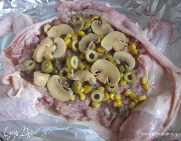 Затем  оливки, каперсы, грибы, перец, затем снова слой фарша и овощи.
