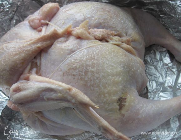 Края кожи соединить, сшить кулинарной  нитью. Придать тушке форму целой курицы. Смазать оливковым маслом.

