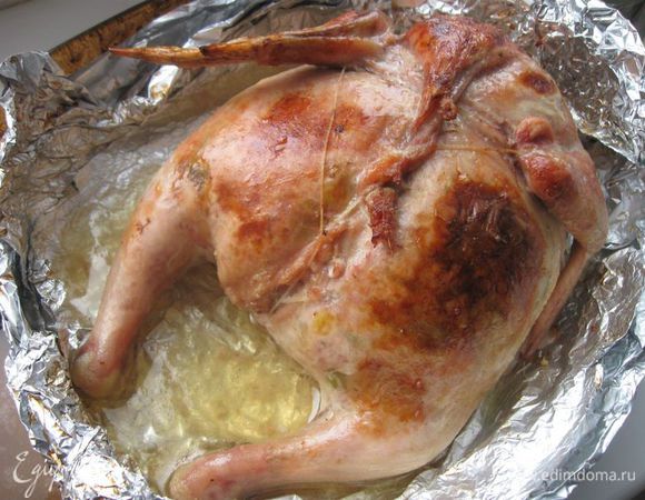 Разогреть духовку до  200 °С , запекать курицу 1 ч.25 м. Первые 15  минут в курицу  бульон  не добавлять, затем добавить 1/3 порции горячего бульона, через некоторое время – еще 1/3, еще через некоторое время – оставшуюся порцию. Во время запекания периодически поливать курицу бульоном.
