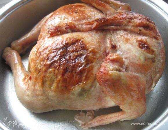 Готовую курицу охладить до комнатной температуры, аккуратно снять нитки, подрезав в нескольких местах.

