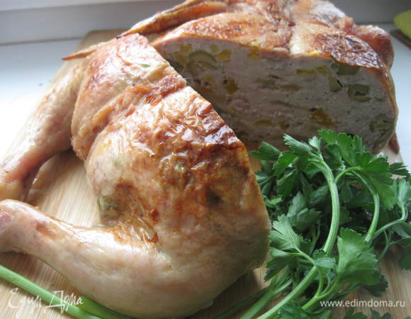 Гарнировать  курицу петрушкой или другой зеленью.

