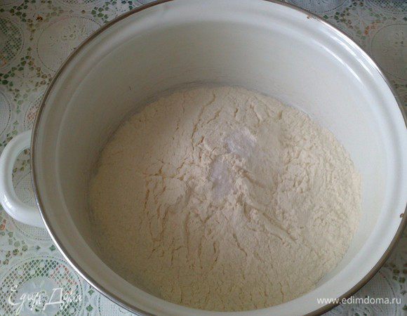 Смешать муку, соль и соду.
