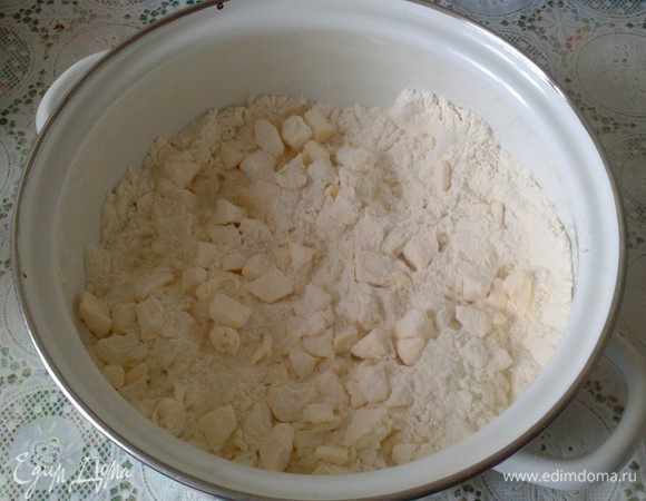 Мелко порубить вместе с маслом.