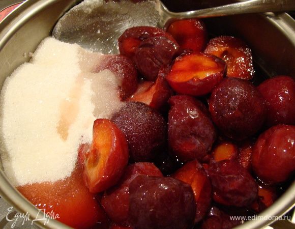 Очищенные сливы (у меня из своего сада, хранятся в морозилке) от косточки, еще лучше и от кожуры (залейте кипятком - шкурку будет легче снять) засыпать сахаром, оставить на маленьком огне, когда пустят сок - добавить огня и прокипятить сливы минут 10-15