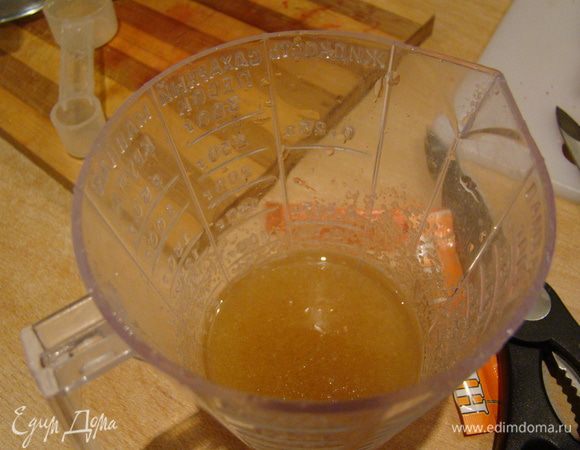 Желатин (кол-во выбирайте в зависимости от производителя и качества самого, с учетом того, что для кислой основы желатина требуется больше, чем обычно) заливаем водой для набухания