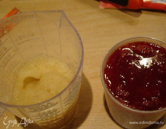 Сливаем через сито 220-240 мл фруктового сока, отставляем; желатин распускаем на слабом огне (не кипятить ), если сливы не очень хорошо разварились - можно обработать блендером, а можно оставить и так. В сливовое пюре вливаем горячий желатин - ставим охлаждаться