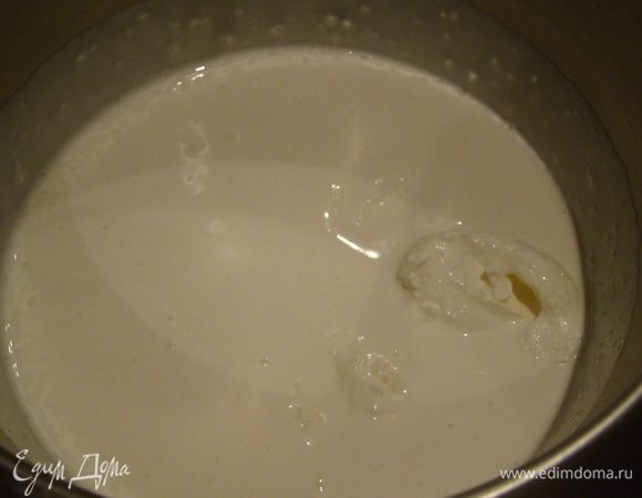 Взбиваем холодные сливки и маскарпоне, вливаем аккуратно желатин, продолжая взбивать; охлаждаем