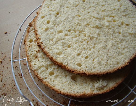 Бисквит разрезаем на 2 части