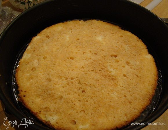 Берем форму бОльшего размера, дно выстилаем пищевой пленкой, выкладываем первый корж. Для сиропа смешиваем все ингредиенты, пропитываем им корж, выливаем фруктовое желе, ставим застывать