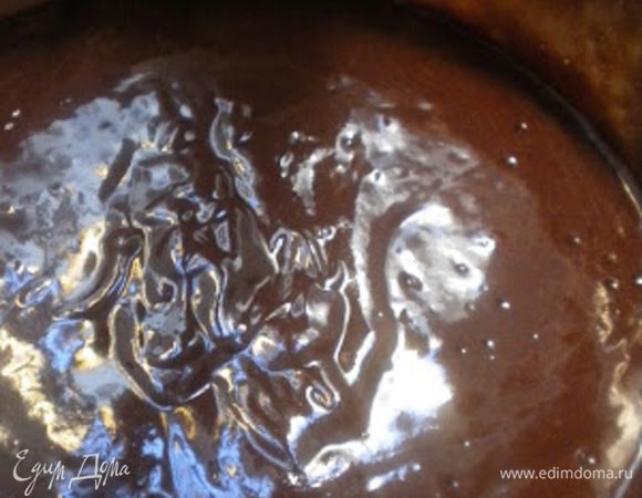 Тёртый шоколад смешиваем с 6 столовых ложек воды, 3 столовых ложек взбитых сливок и 100 г сливочного масло (масло сначалао нужно размять вилочкой а не растопить), всё перемешать и поставить на огонь в течение 5 минут (кто хочет можно в микроволновку на 6 минут). После этого, очень хорошо перемешать и дать остыть. Теперь берём испечённый торт и начинаем поливать шоколадным кремом. Весь торт обмазать хорошо, и по бокам тоже. Торт поставит в холодильник, он должен постоять как минимум 12 часов, и потом можно начинать кушать. Приятного аппетита!